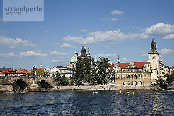 Blick auf die Karlsbrücke IV und die Moldau  Prag  Tschechische Republik