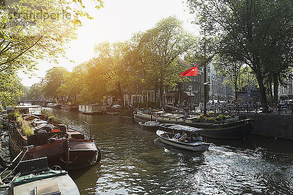 Lastkähne und Boote auf dem Kanal  Amsterdam  Niederlande