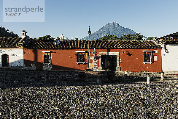 Haus vor einer Bergkulisse  Antigua  Guatemala