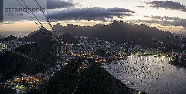 Blick auf die Seilbahn vom Zuckerhut in der Abenddämmerung  Rio De Janeiro  Brasilien