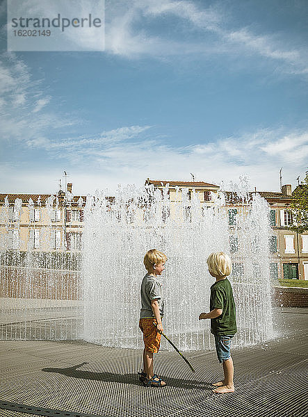 Zwei Brüder neben dem Gartenbrunnen  Palais de la Berbie  Albi  Midi Pyrenees  Frankreich