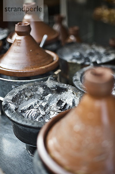 Auf Holzkohle kochende Tagines auf der Straße  Casablanca  Marokko