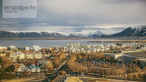 Morgendlicher Blick über den Norden Reykjaviks und das Esja-Gebirge  Island