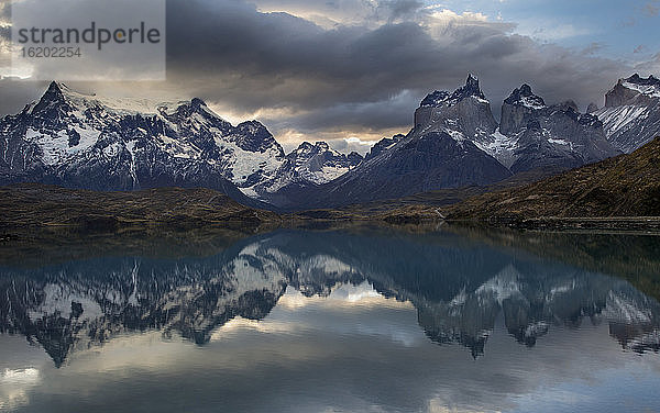 Gewitterwolken über Los Cuernos del Paine und dem See  Torres Del Paine National Park  Chile