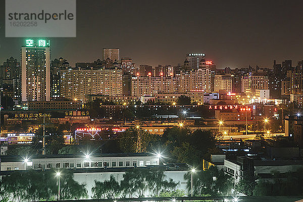Blick auf die Stadt bei Nacht  Peking  Stadtbezirk Peking  China