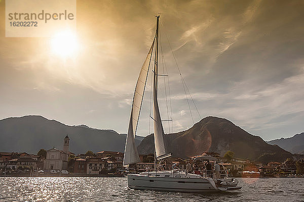 Segelboot auf dem Lago Maggiore  Baveno  Stresa  Piemont  Italien