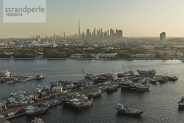 Skyline von Dubai und traditionelle Boote auf dem Dubai Creek