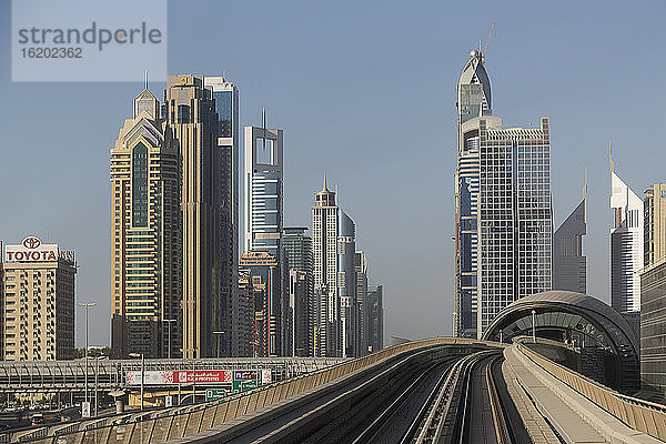 Dubai Metro im Stadtzentrum von Dubai