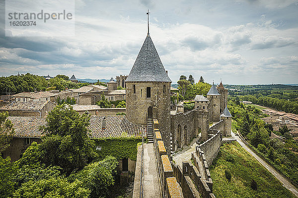 Erhöhte Ansicht der Stadtmauern und der Festung  Carcassonne  Languedoc-Roussillon  Frankreich