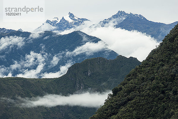 Blick auf die Berge südwestlich von Machu Picchu  Das Heilige Tal  Peru  Südamerika