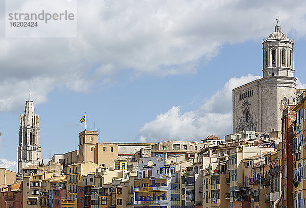 Die Kathedrale und die Kirche Sant Felix hinter der Skyline der Stadt Girona. Katalanische Unabhängigkeitsflagge und Häuser der Altstadt