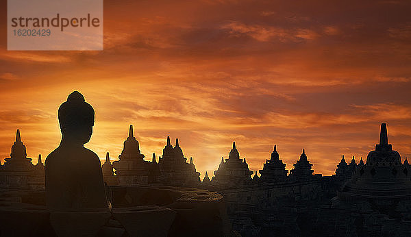 Goldene Silhouette  Der buddhistische Tempel von Borobudur  Java  Indonesien