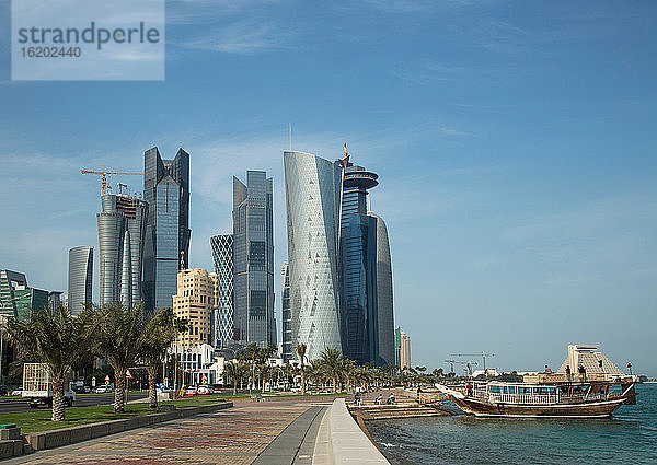 Hafen und Wolkenkratzer in der Innenstadt von Doha  Katar