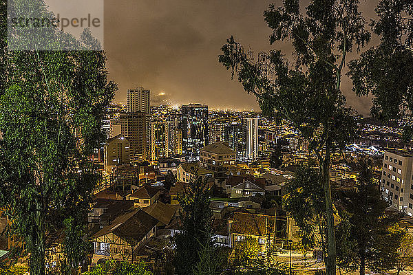 Blick auf die Innenstadt von La Paz bei Nacht  Bolivien  Südamerika