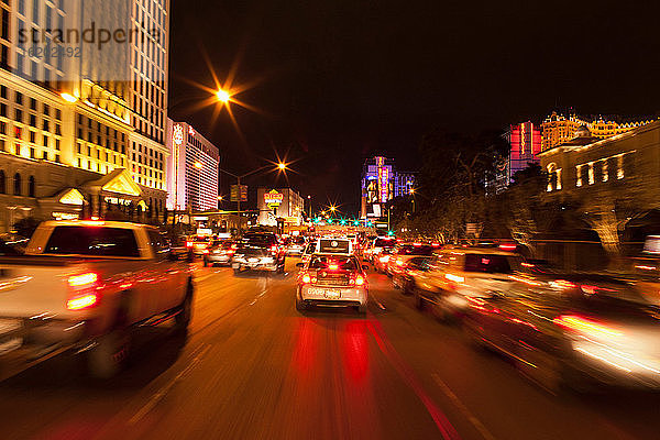 Der Verkehr bewegt sich an Geschäften und Kasinos auf dem Las Vegas Strip vorbei  Las Vegas  Nevada  USA
