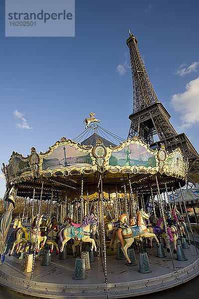Karussell mit dem Eiffelturm im Hintergrund  Paris  Frankreich