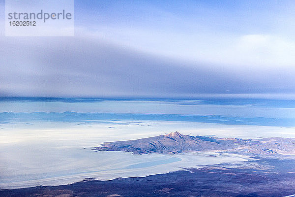 Blick auf Salzebenen  Salar de Uyuni  Südliches Antiplano  Bolivien  Südamerika