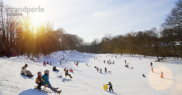 Kinder spielen im Schnee  München  Bayern  Deutschland