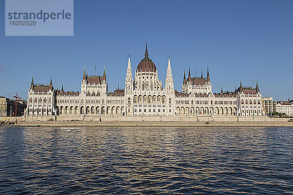 Ungarisches Parlament und Donau  Budapest  Ungarn