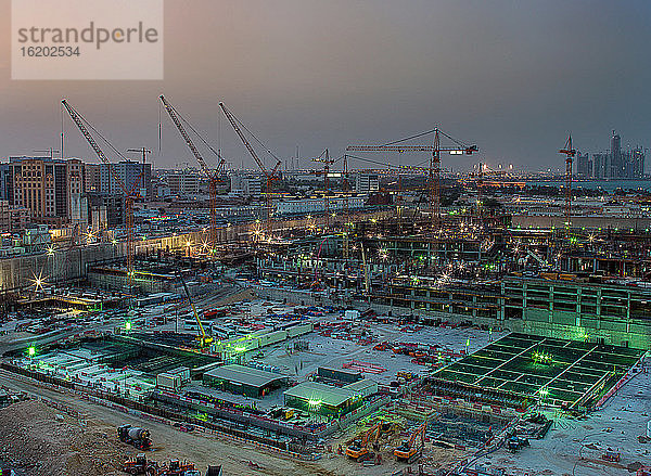 Bau eines riesigen Einkaufszentrums in der Innenstadt von Doha  Katar