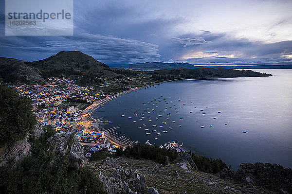 Blick auf Copacabana vom Cerro Calvario in der Abenddämmerung  Isla del Sol  Titicacasee  Bolivien  Südamerika