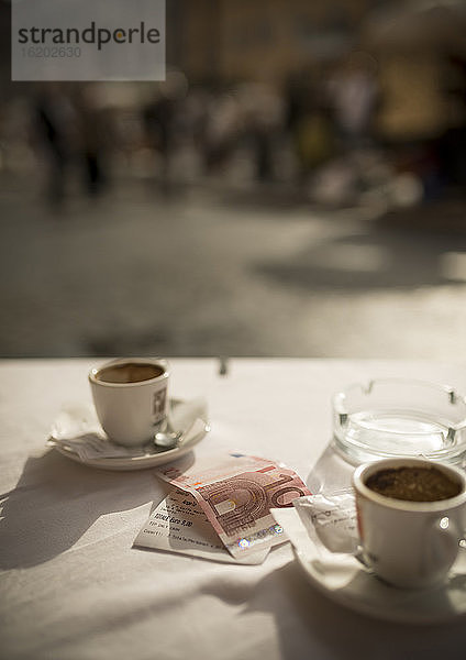 Espressotassen auf dem Tisch