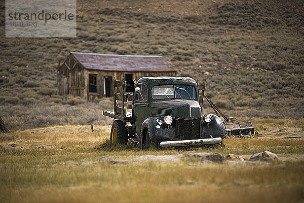 Verlassener Pick-up-Truck in der Geisterstadt Bodie  Bodie National Park  Kalifornien  USA