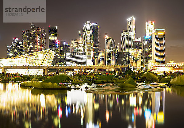 Nachtansicht der Uferpromenade und des Finanzviertels  Singapur