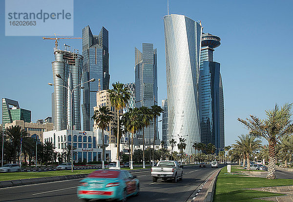 Straße und Wolkenkratzer in der Innenstadt von Doha  Katar