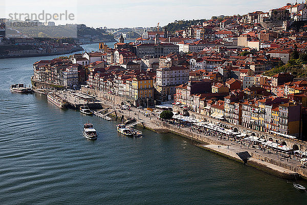 Luftaufnahme des Hafenviertels  Porto  Portugal