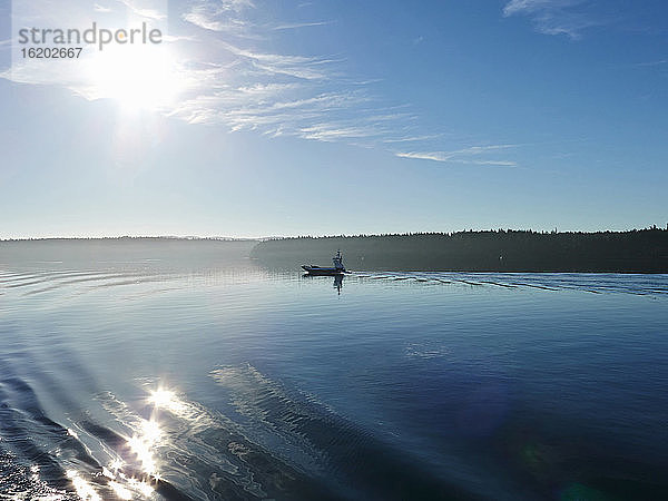 Silhouette eines Motorboots  San Juan Islands  Washington State  USA