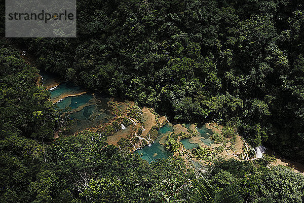 Luftaufnahme der türkisfarbenen Wasserfälle im Dschungel  Semuc Champey  Alta Verapaz  Guatemala  Mittelamerika