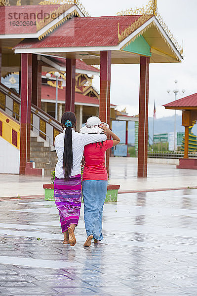 Zwei Frauen beim Wandern  Inle-See  Birma