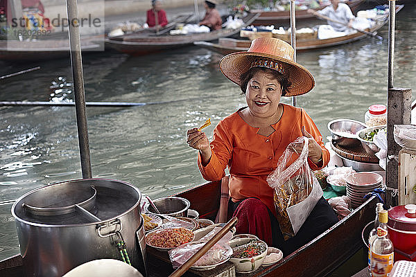 Porträt einer reifen Marktstandbesitzerin  Damnoen Saduak Floating Market  Thailand