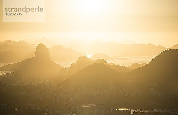 Fernsicht auf den Zuckerhut bei Sonnenuntergang  Rio De Janeiro  Brasilien