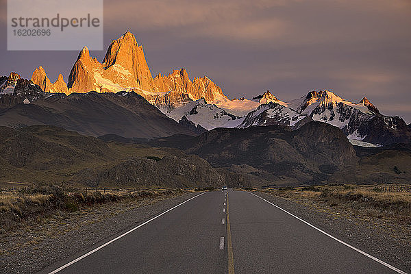 Autobahn und Fitz Roy-Gebirge in der Morgendämmerung  El Chalten  Nationalpark Los Glaciares  Provinz Santa Cruz  Argentinien