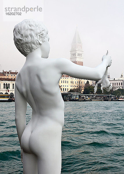 Junge mit Froschstatue  Venedig  Italien