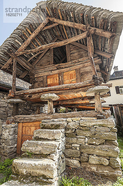 Traditionelles Granithaus  Dorf Moghegno  Maggiatal  Tessin  Schweiz