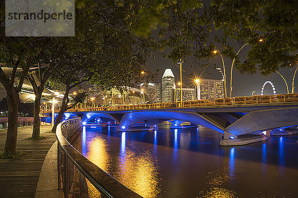 Brücke über den Singapur-Fluss bei Nacht  Singapur