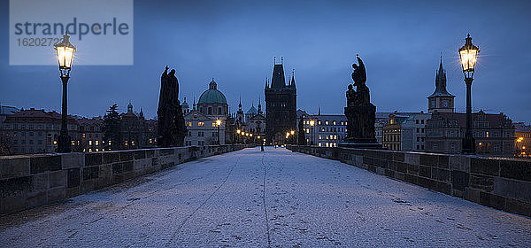 Karlsbrücke bei Nacht  Prag  Tschechische Republik