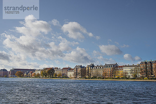 Blick auf Häuser am entfernten Seeufer  Kopenhagen  Seeland  Dänemark
