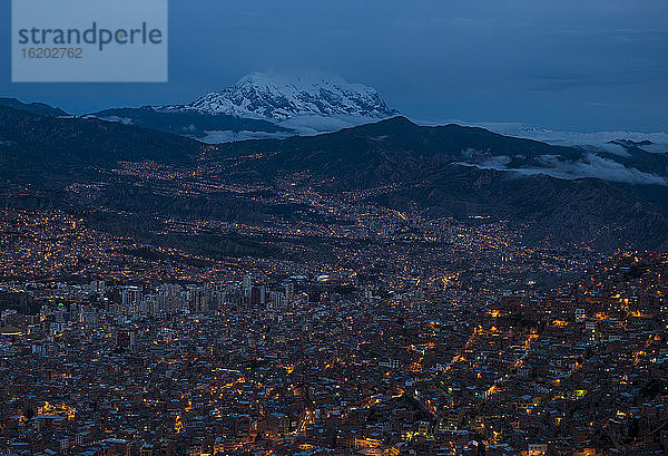 Blick auf La Paz von El Alto bei Nacht  Bolivien  Südamerika