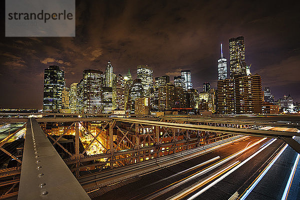 Blick auf das Finanzviertel von der Brooklyn Bridge bei Nacht  New York  USA