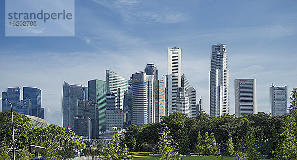 Blick auf Park und Wolkenkratzer-Skyline  Singapur