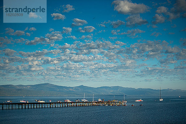 Entfernte Ansicht des Piers am South Lake Tahoe  Kalifornien  USA