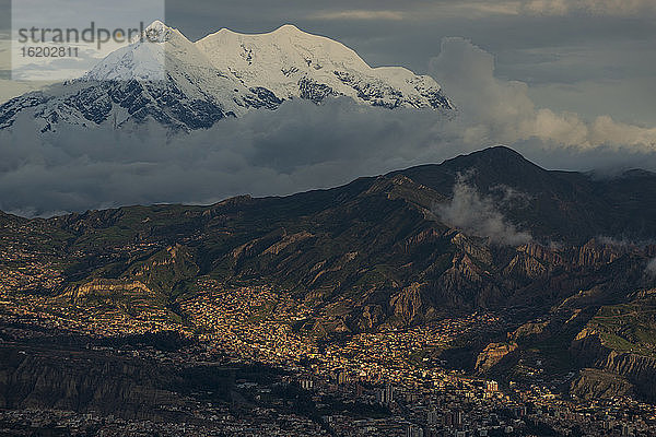 Blick auf La Paz von El Alto aus  Bolivien  Südamerika