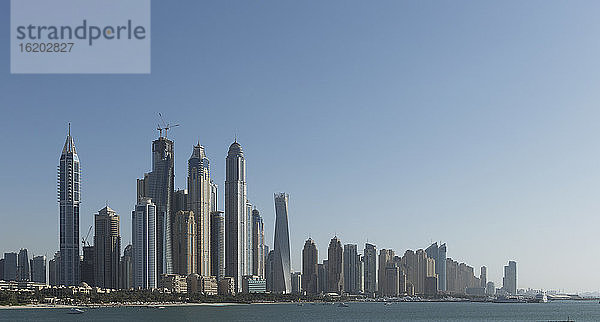 Moderne Wolkenkratzer in Dubai Marina
