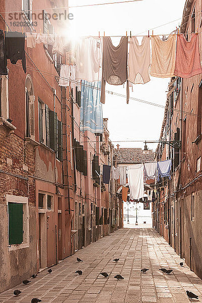 Straße mit Wäscheleinen  Venedig  Italien