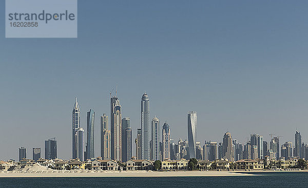 Villen auf Palm Island und moderne Wolkenkratzer in Dubai Marina