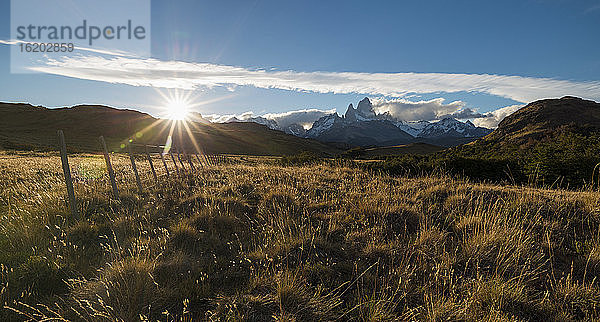 Blick auf die Bergkette Fitz Roy bei Sonnenuntergang  El Chalten  Nationalpark Los Glaciares  Provinz Santa Cruz  Argentinien